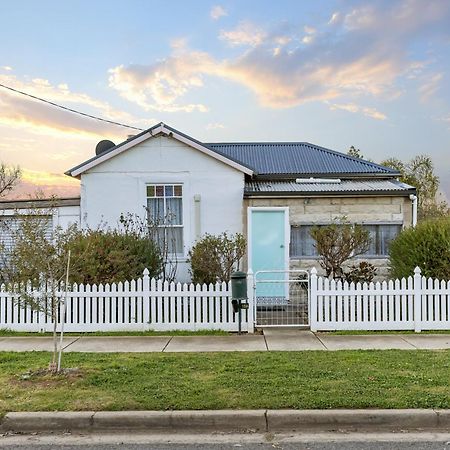 Stylish Lake Albert Cottage, Wagga Wagga Exterior photo