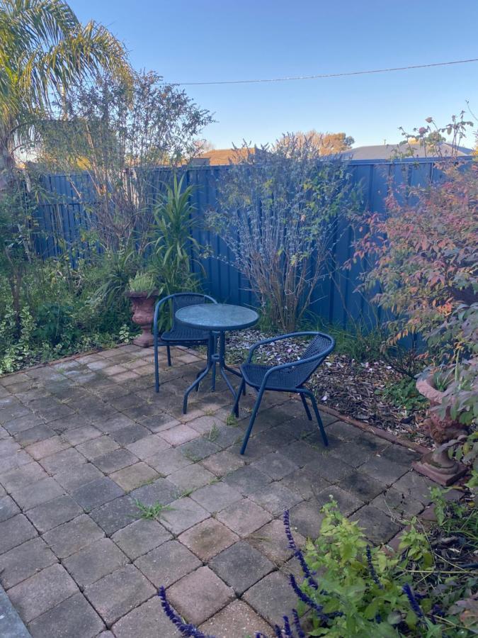 Stylish Lake Albert Cottage, Wagga Wagga Exterior photo